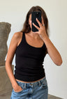Boii Studios Christa Oneck Tee Zwart Dames
